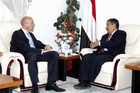 عبدالغني لدى لقائه السفير الفرنسي أمس